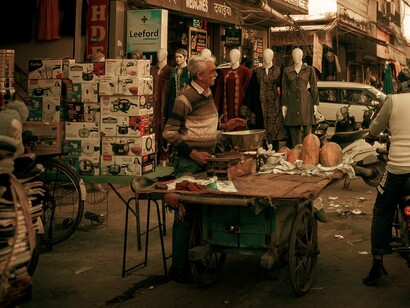 Comércio irregular na rua. A própria fronteira, que por tanto tempo foi vista como uma barreira, tem vindo a ser reinterpretada como uma oportunidade para a colaboração transfronteiriça, através de projetos conjuntos nas áreas do turismo, da cultura e até da agricultura