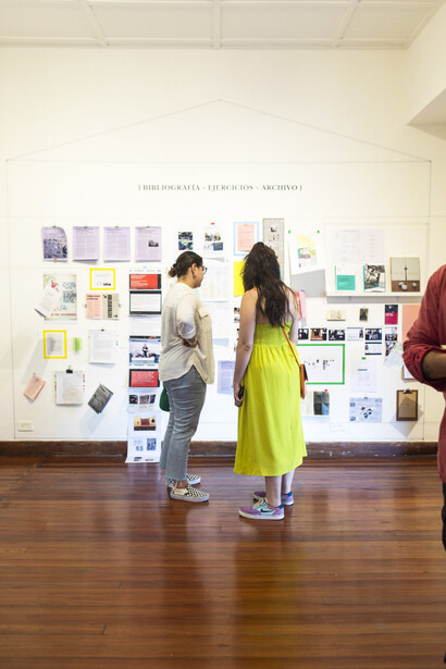 Joven interactuando con parte de la muestra "Territorios domésticos". Fotografía cortesía de Teorética