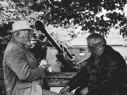 No faltan quienes se sienten ofendidos cuando descubren que ese viejito sin techo, que nunca ha pisado una academia, pretende formar parte de su selecta comunidad