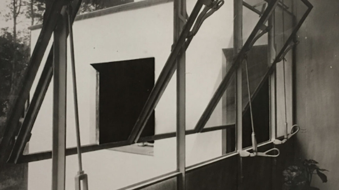 Lucia Moholy, Meisterhäuser. Atelierfenster, eines Doppelhauses mit Kippflügel, o.J. (nicht datiert | not dated), S/W Fotografie, b/w Photography, 21,8 x 16,3 cm | 8 2/3 x 6, 1/2 in, Unikat | unique. Courtesy of Galerie Kornfeld