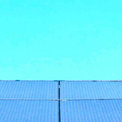 Paneles solares en el tejado de una casa