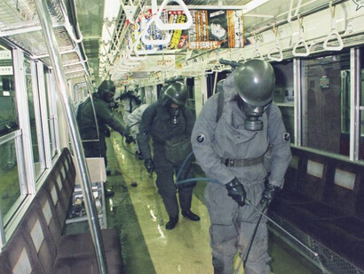 El 20 de marzo de 1995, miembros de la secta liberaron gas sarín en distintos trenes del subte de Tokio durante la hora pico, sembrando el caos entre miles de pasajeros