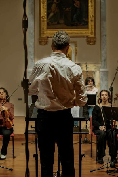 Daniele Trucco dirige “Obiettivo Orchestra” durante la registrazione della colonna sonora del film presso gli studi della Fondazione Scuola di Alto Perfezionamento Musicale di Saluzzo. Credito fotografico: Bianca Fartade