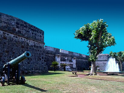Castello di São Bras è una fortezza medievale situata sull'isola di Terceira, costruita nel XV secolo domina la città di Angra do Heroísmo e si trova in cima a una collina a picco sull'oceano