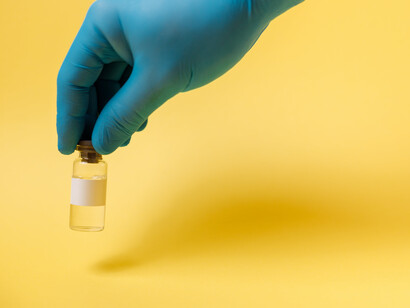 En la práctica, la vacuna busca ayudar al dependiente químico a producir anticuerpos que se acoplan a la droga e impiden que entre en el cerebro