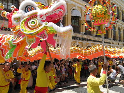 Largo Do Senado in festa per la danza del  drago che impersona forza e dignità