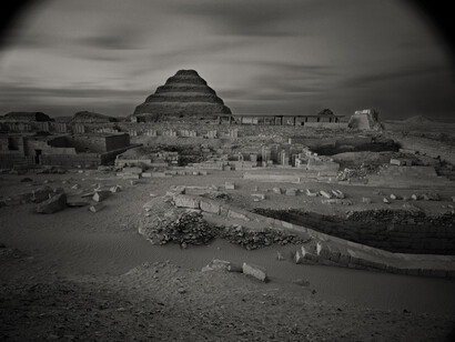 Kenro Izu Sakkara #13, Egypt, 1979 dalla serie “Sacred Places” stampa ai sali d’argento, 33x46 cm courtesy l’autore