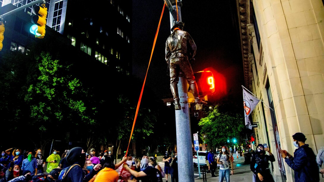 Manifestantes cuelgan una estatua arrancada del Monumento a la Confederación en el Capitolio del estado Carolina del Norte