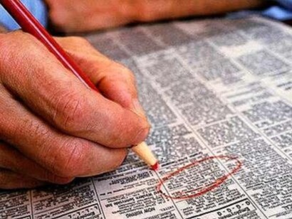 Señalando ofertas de empleo en el periódico