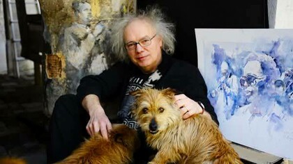 Roberto Andreoli tra i suoi acquerelli e i suoi animali domestici