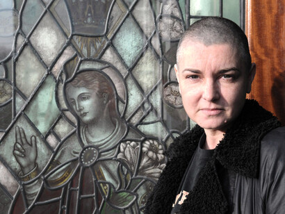 Sinéad O'Connor fue conocida por su voz, su aspecto característico, así como sus controversias personales y políticas