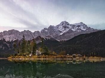 La estabilidad se logra a través de un equilibrio dinámico alrededor de algunos puntos de ajuste