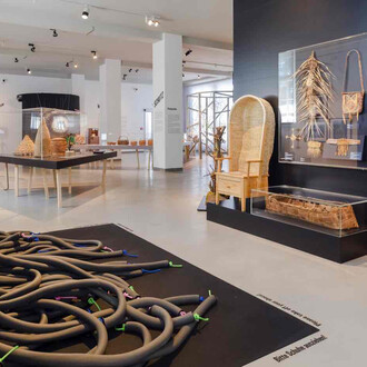 Verschiedene künstler:innen, All hands on, flechten! Ausstellungsansicht. Mit freundlicher genehmigung des Museums Europäischer Kulturen