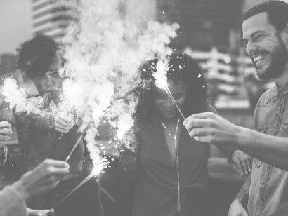 Un aspecto asombroso en el estrecho vínculo entre la pólvora y la psicología humana: esa extraña mezcla de temor y atracción que ejerce sobre nosotros, ese persistente coqueteo con la propia muerte. Jóvenes festejeando el fin de año