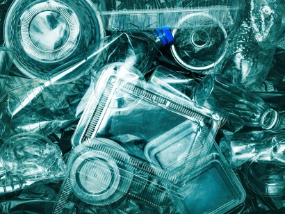 Cumulo di contenitori e bottiglie di plastica