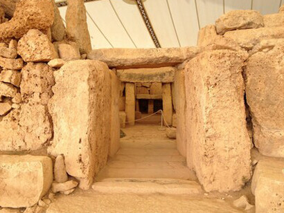 Los templos megalíticos de Hagar Qim y Mnajdra, situados en la isla principal.
Templo de Mnajdra, isla de Malta, Malta