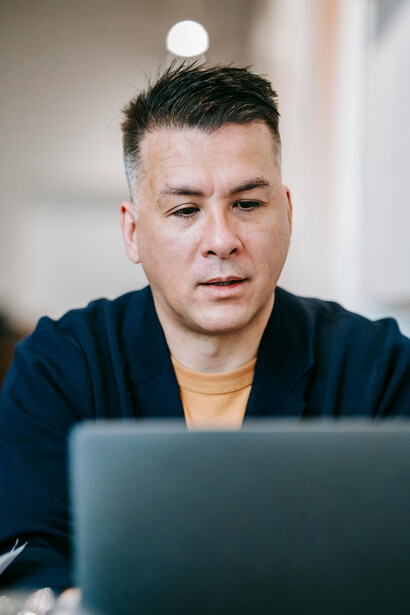 Descubra como o conceito de "metaverso" impacta a sociedade contemporânea e sua relação com a evolução da internet





