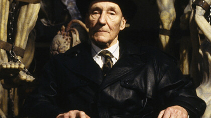 William-Burroughs delante de decenas de Jesucristos
