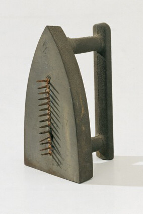 Cadeau, 1974 (replica dell'originale, 1921) ferro da stiro con chiodi, collezione privata, Courtesy Fondazione Marconi, ©Man Ray Trust by SIAE 2014