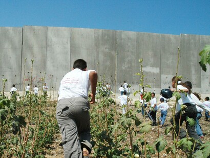 Bambini palestinesi che corrono verso la barriera israeliana in Cisgiordania, 2004