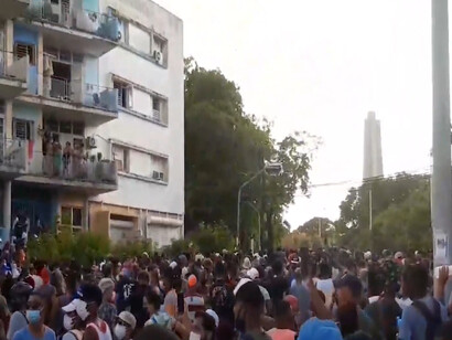 Sería muy triste que la isla oscilase desde el fracasado centralismo exacerbado que ha padecido en estas décadas hacia un capitalismo salvaje como el que exhibe la potencia del Norte. Manifestantes protestan en las calles de La Habana,2021, Cuba