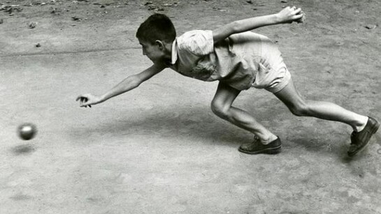 Little boy playing bowls, reportage in Spain, 1961-1964, gelatine silver print, 25 x 40 cm
