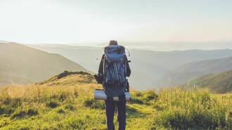 El viaje como mochilera se convierte en el escenario de un duelo inevitable donde la propia mochila se transforma en un doloroso recordatorio
