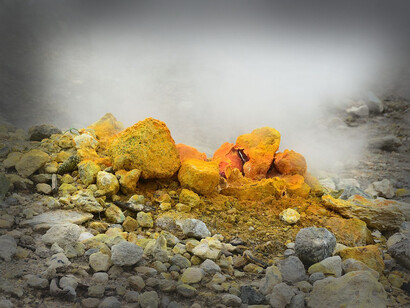 Campi Flegrei, Campania, Italia. Per gli antichi quegli anfratti spettrali di antiche caldere crollate o quei laghi dalle acque scure e sinistre che punteggiano il territorio del supervulcano ed emettono spesso gas velenosi e materiali incandescenti dalle profondità, venivano considerati altrettanti possibili ingressi dell’Ade, quell’al di là misterioso e inquietante che agitava le riflessioni e le opere di scrittori e filosofi