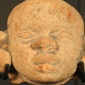 Cabeza antropomorfa

Materiales: Cerámica

Desarrollos Regionales 500 a.C.- 500 d.C.

Medidas: 55 mm de alto x 63 mm de ancho