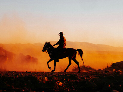 A cultura do vaqueiro é transmitida por meio de práticas e valores, reforçando a conexão entre homem e meio ambiente