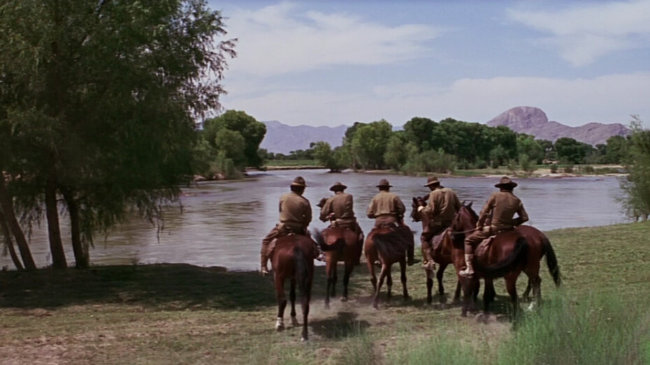 Il mucchio selvaggio di Peckinpah. Il film non si nutre soltanto di significati allegorici o di pseudo-visioni. A tali elementi, infatti, si unisce anche una scrupolosa ricerca e studio della Rivoluzione messicana, non solo per ciò che concerne la storia: Sam Peckinpah e Lucien Ballard, direttore della fotografia, analizzano a fondo anche il tipo di immagini che i cinegiornali avevano fornito al tempo, cercano di emulare e di recuperare tale stile per poi inserirlo nella tipologia di riprese adottate