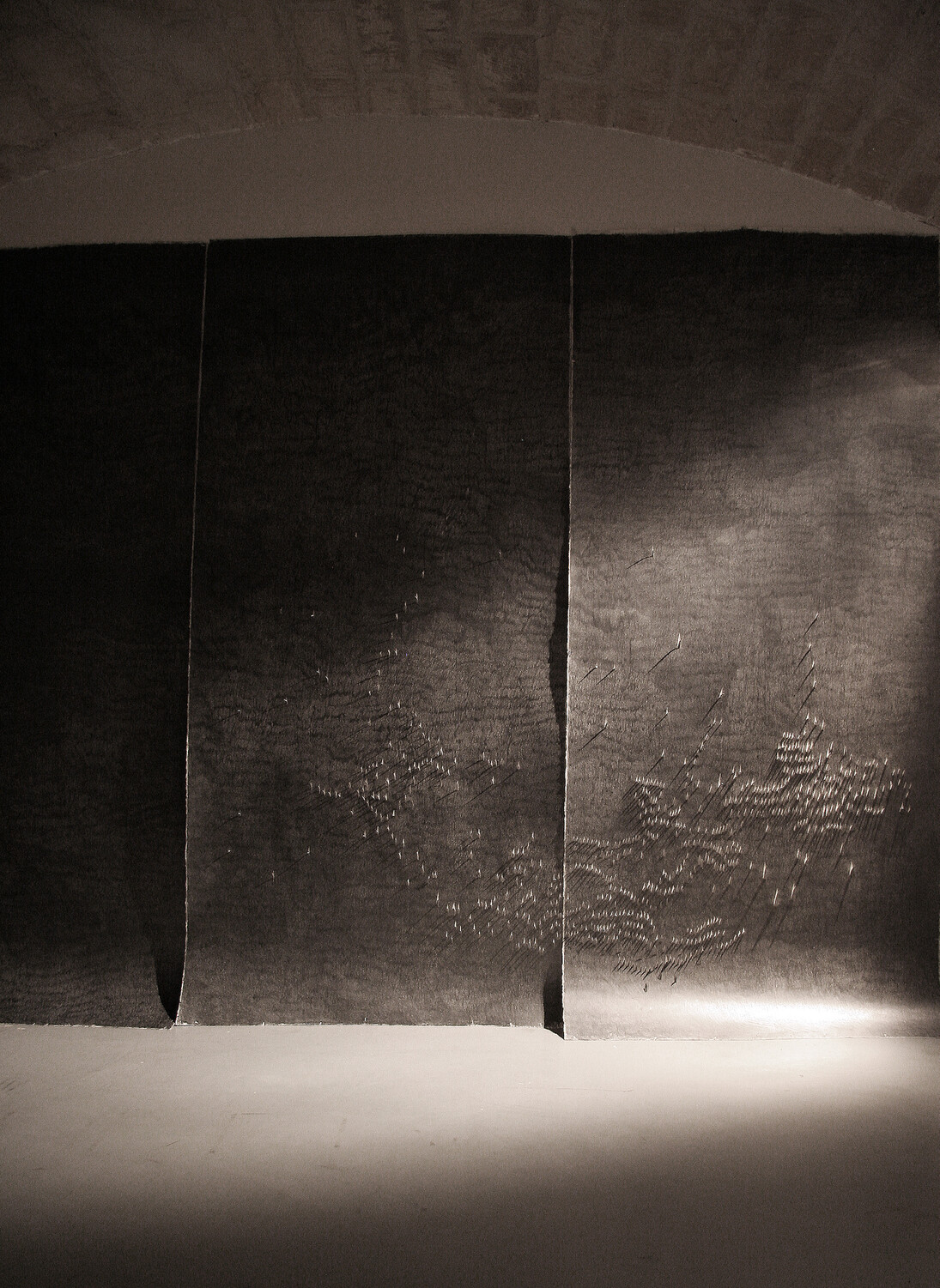 François Réau
Untitled, 2014
Mine de plomb sur papier et incisions
Installation, création in situ
240 x 345 cm
Courtesy de l’artiste