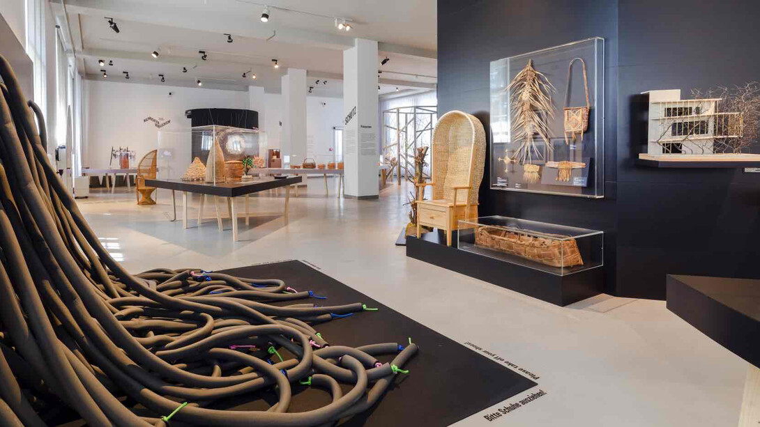 Verschiedene künstler:innen, All hands on, flechten! Ausstellungsansicht. Mit freundlicher genehmigung des Museums Europäischer Kulturen