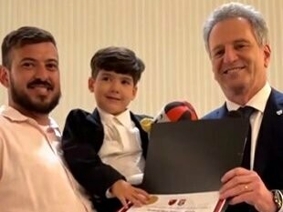 Ribeiro, tio do Totói que é filho do jogador de futebol Everton Ribeiro, e o presidente do Flamengo, Rodolfo Landim. Antônio Nery Ribeiro é o mais novo torcedor a ter o título honorário vitalício do Clube de Regatas do Flamengo. A cerimônia aconteceu na sede do Clube, dia 29/11/2024