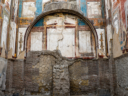 Restos de una estancia pompeyana con pinturas murales y estructuras arquitectónicas originales