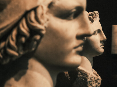 Detalle de dos esculturas romanos expuestas en una sala de museo