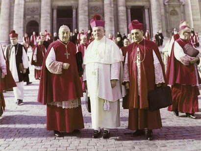 Roma, piazza S. Pietro: mons. Guido Luigi Bentivoglio con due altri padri conciliari Concilio Vaticano II, 1961, Roma, Italia