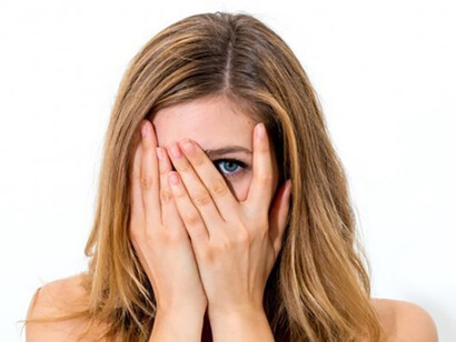 Le persone timide rivolgono il loro sguardo verso ciò che sta fuori ma restano dietro uno scudo protettivo 