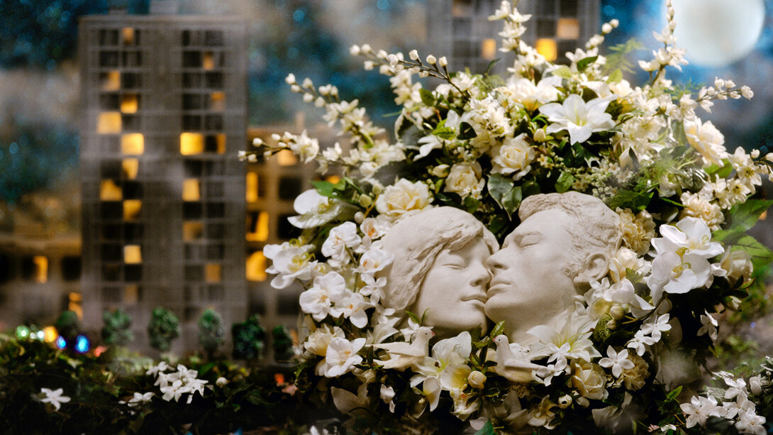 Pierre et Gilles, Amour défunt, 2007. Photographie peinte, pièce unique, tirage pigment sur toile, 89 x 130 cm © Pierre et Gilles