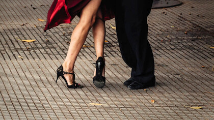 Pies de una pareja bailando tango