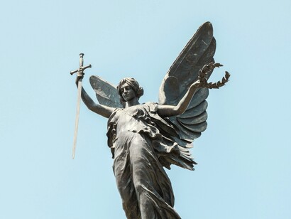 Ángel de la Victoria (1919, Essex, Reino Unido), del escultor Henry Charles Fehr. Basada en Niké, diosa griega de la victoria, esta obra personifica el honor y el combate