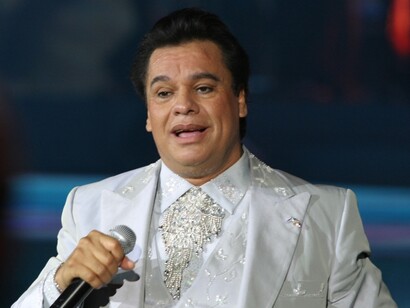 Juan Gabriel singing live