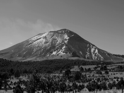 El Popocatépetl tiene glaciares perennes cerca de la boca del cono, en la punta de la montaña