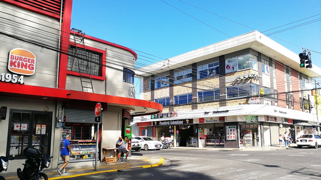 Vista actual del lugar donde se ubicaron dos de las casas habitadas por doña Anacleta, en el corazón de Cartago. A la derecha (norte), se observa el edificio González, construido en el sitio que ocupó su segunda casa matrimonial, la cual se extendía 100 varas de sur a norte. Allí se desarrolló el episodio morazánico de 1842, así como otros acontecimientos relevantes en su vida, entre 1829 y mediados de la década de 1850. A la izquierda (sur), el Edificio Barguil-Peña (Centro Comercial Apolo), donde estuvo su tercera residencia, habitada por ella desde mediados de esa década, hasta su fallecimiento en 1878. En ese mismo lugar se construyó, en 1914, el recordado Teatro Apolo. Foto: Sergio Orozco Abarca, 2025