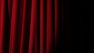 Sipario. Essere o non essere. Siamo personaggi shakespeariani proprio come in una commedia. Continuiamo a costruirci e distruggerci, a pensare, dialogando con noi stessi. Ci facciamo strada verso la verità, pur sapendo che potrà ucciderci. 
L’interrogativo però resta e si nutre dei nostri dubbi, aumenta con le nostre fragilità:
Cosa, chi siamo? Cosa saremo? Come ci vuole il mondo?