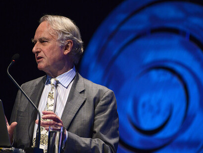 Richard Dawkins imaginó una sociedad guiada por la evidencia, pero la realidad actual expone los límites de ese ideal