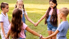 Mano nella mano in cerchio 