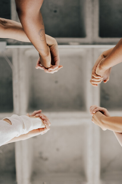 Las redes comunitarias nacen de la solidaridad cotidiana, transformando la supervivencia individual en una forma de organización colectiva