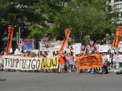 El fascismo emergente es más extremista en su identidad religiosa que el fascismo del pasado. Movilización total el 4 de julio de 2025 para declarar la independencia del fascismo de Trump, EE.UU.