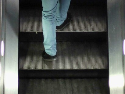 Londres. Un pasajero sube caminando por la escalera mecánica de una estación de metro